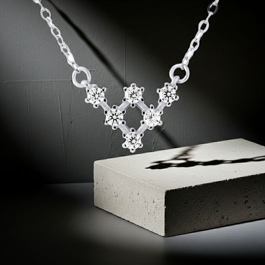 Collier triangle argent 925 avec 6 oxydes de zirconium - vue portée - KENVIA